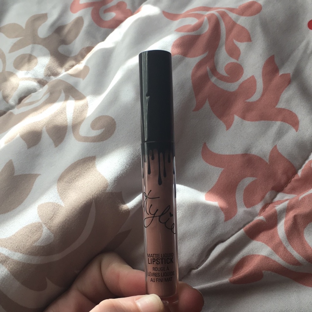 Kylie cosmetics matte lipstick shade: Maliboo